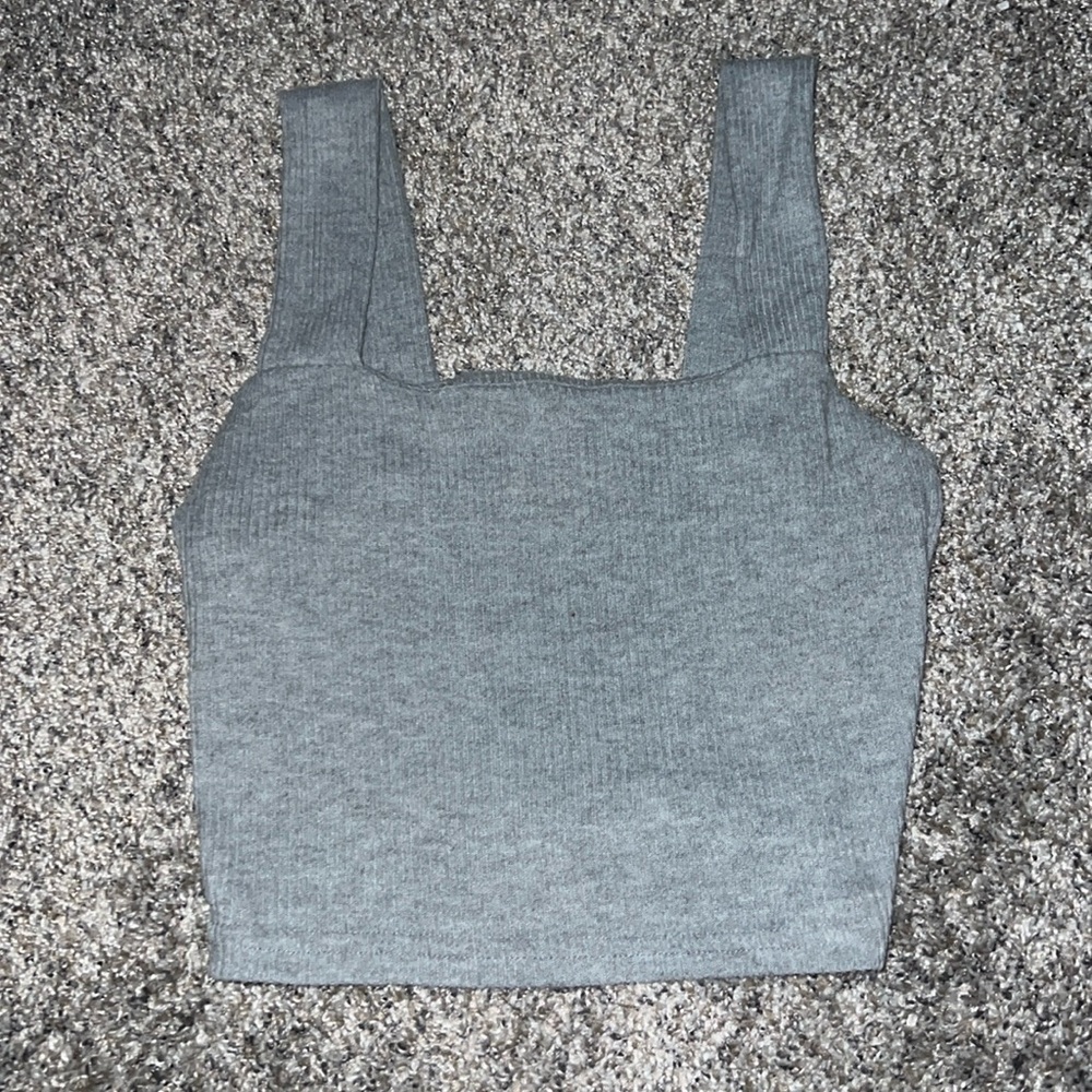 Cropped gray tank top
